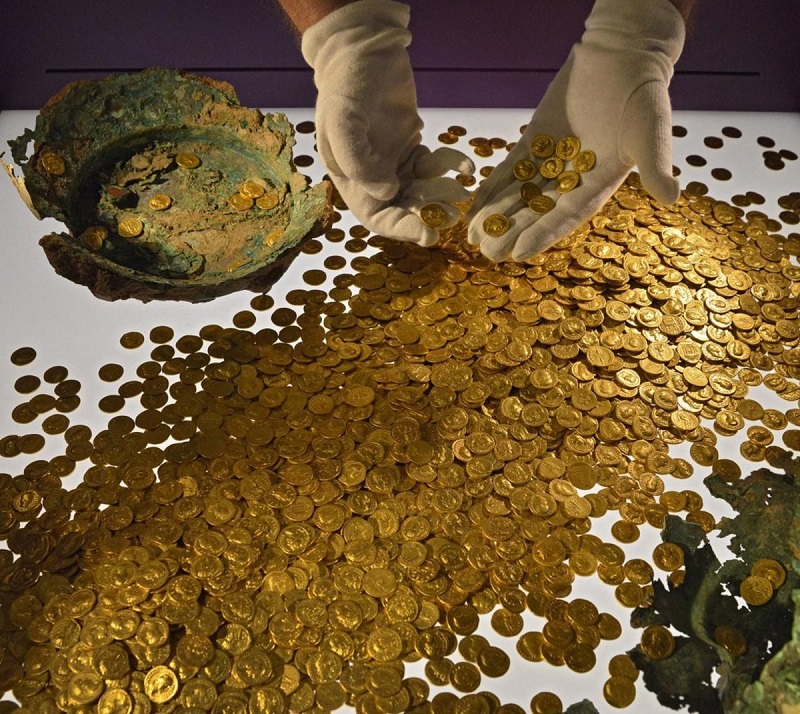 The largest Roman gold hoard ever discovered was the “Trier Gold Hoard.” The discovery, which included 265,000 gold pieces totaling 18.5 kg, was uncovered in 1993 during excavation work, approximately 1,800 years after it was hidden.